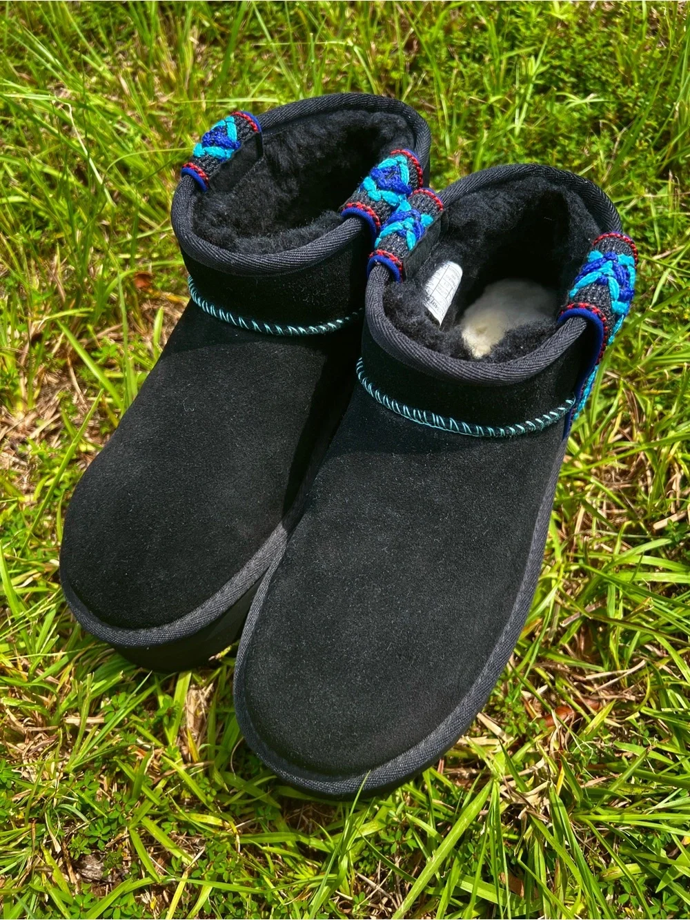 CLEAN UGG size 7 Womens Mini II Braid Platform Boots Black